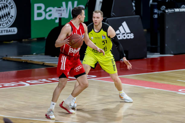 进攻端则靠 进攻端则靠