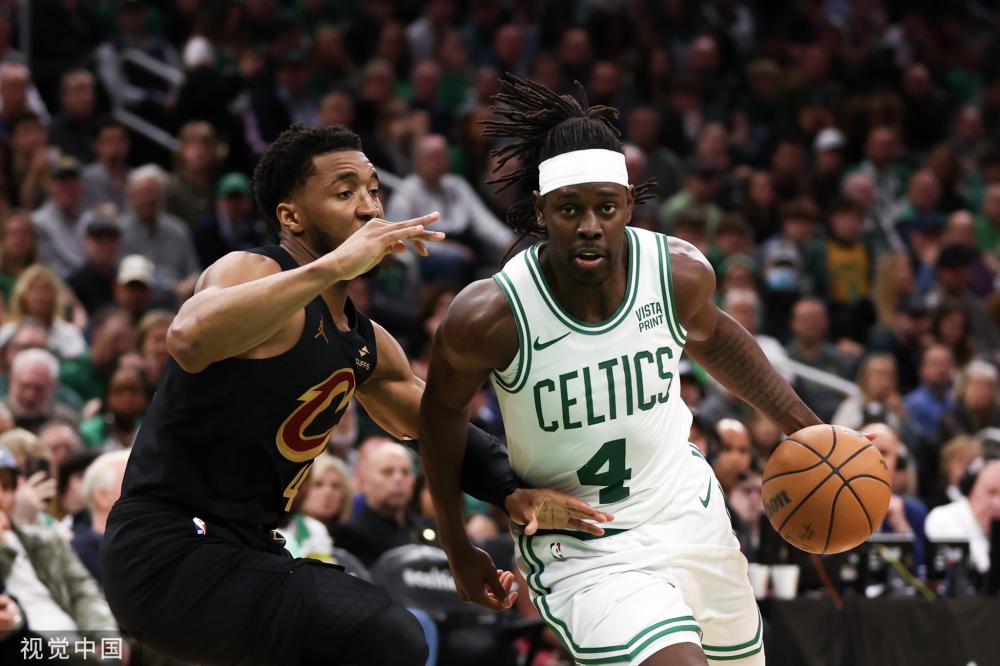 他在庆祝生 他在庆祝生