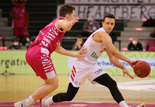 现场球迷喊“下课”，马琳鼓掌致意，之后没有参加颁奖典礼